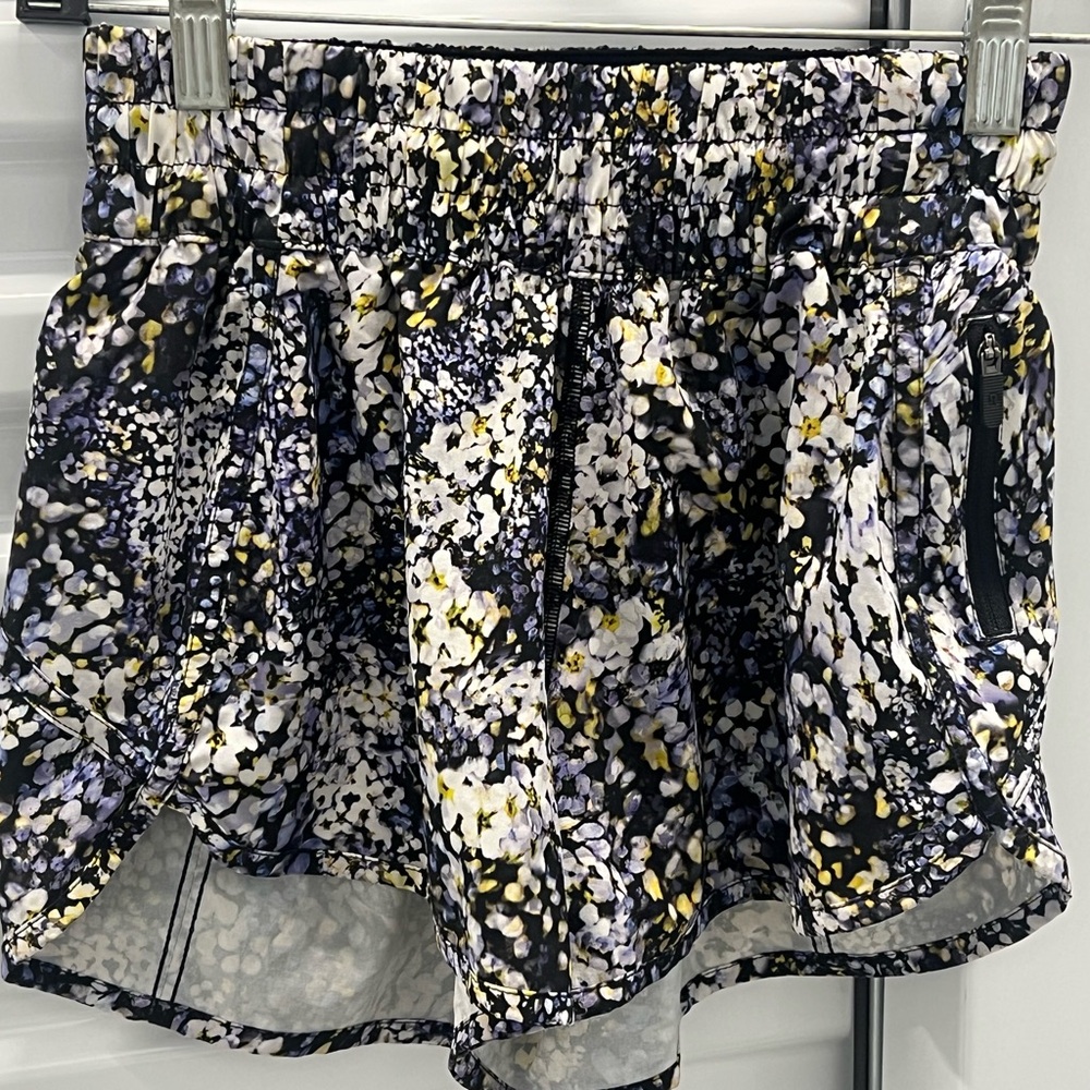 Women Lululemon short size 4